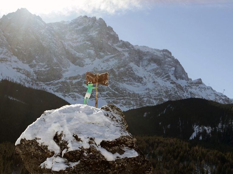 Eines der Themen in der aktuellen Ausgabe des hochblau Magazins ist die Zugspitz-Region. Das Bild zeigt eine Eibsee-Insel vor der Zugspitze.