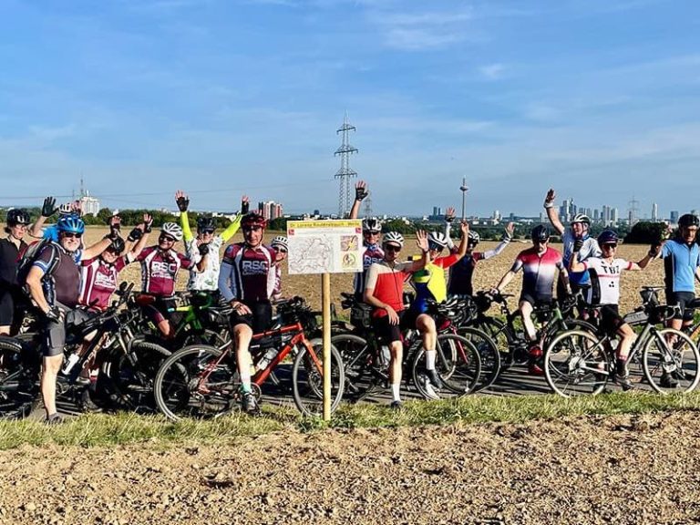 GEMEINSCHAFT Die Teilnehmer der diesjährigen Spendenfahrt auf der Regionalpark Rundroute an der Dr. Lorenz Rautenstrauch-Welle.