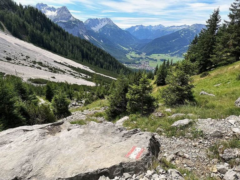 Blick ins Tal nach Ehrwald – vorne eine markante rechteckige Wegmarkierung