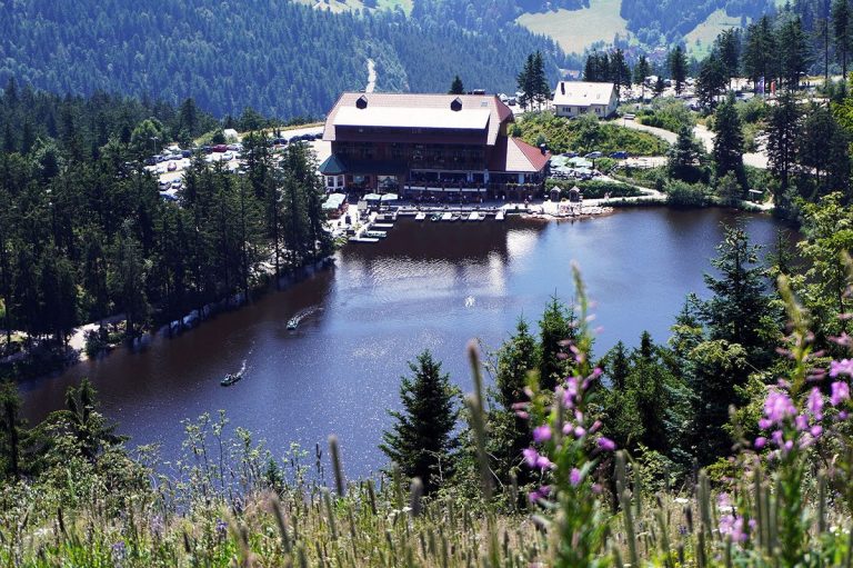 Das Foto zeigt den Mummelsee mit dem direkt am See liegenden Berghotel Mummelsee von der benachbarten Hornisgrinde aus.
