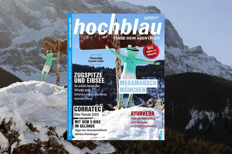 Präsentation des hochblau Magazin Covers vor einer verschneiten Eibsee-Insel Das Cover der hochblau Sonderausgabe 2025 steht vor einer der verschneiten Eibsee-Inseln. Im Hintergrund erhebt sich die Zugspitze.