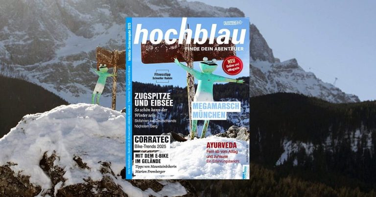 Das Cover der hochblau Sonderausgabe 2025 steht vor einer der verschneiten Eibsee-Inseln. Im Hintergrund erhebt sich die Zugspitze.